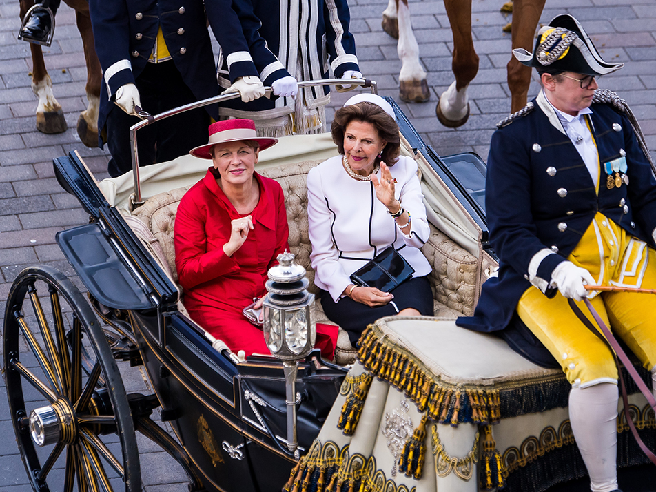 The Queen and Mrs Elke Büdenbender travel by cortège to the Royal Palace. 