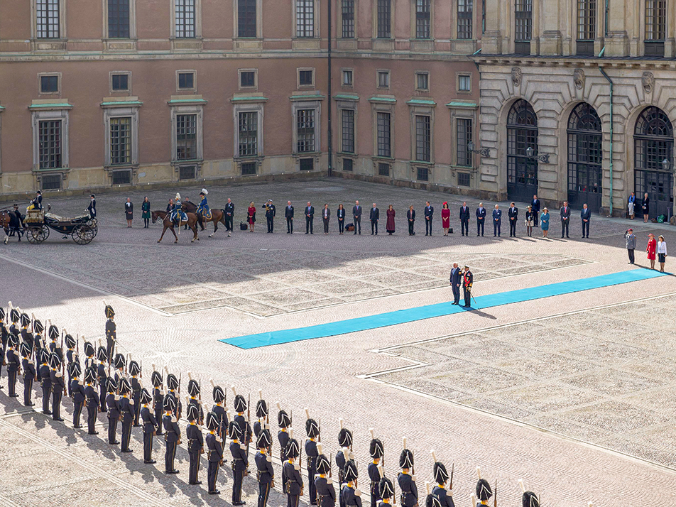 The welcoming ceremony in the Inner Courtyard of the Royal Palace. 