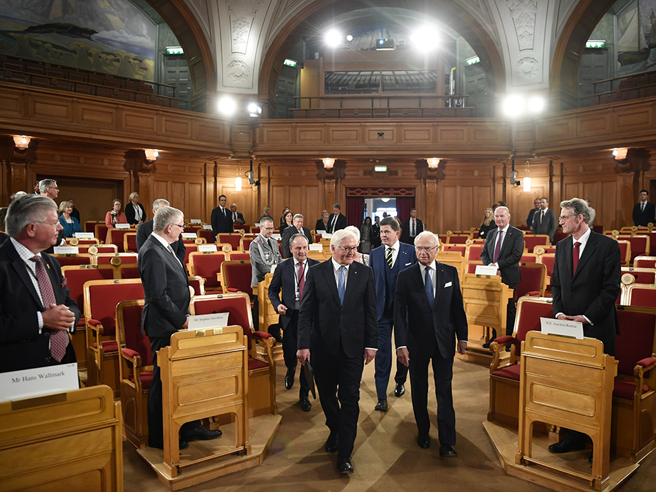 The King and President Steinmeier arrive in the Riksdag building's Second Chamber. 