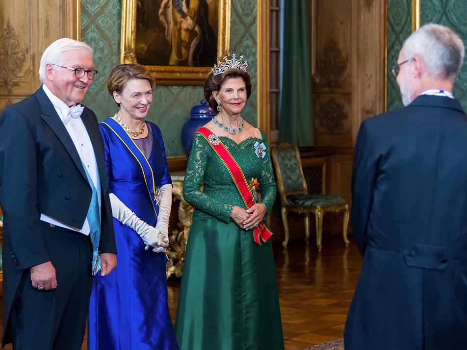 Presidentparet och Drottningen hälsar på gästerna i Lovisa Ulrikas matsal. 