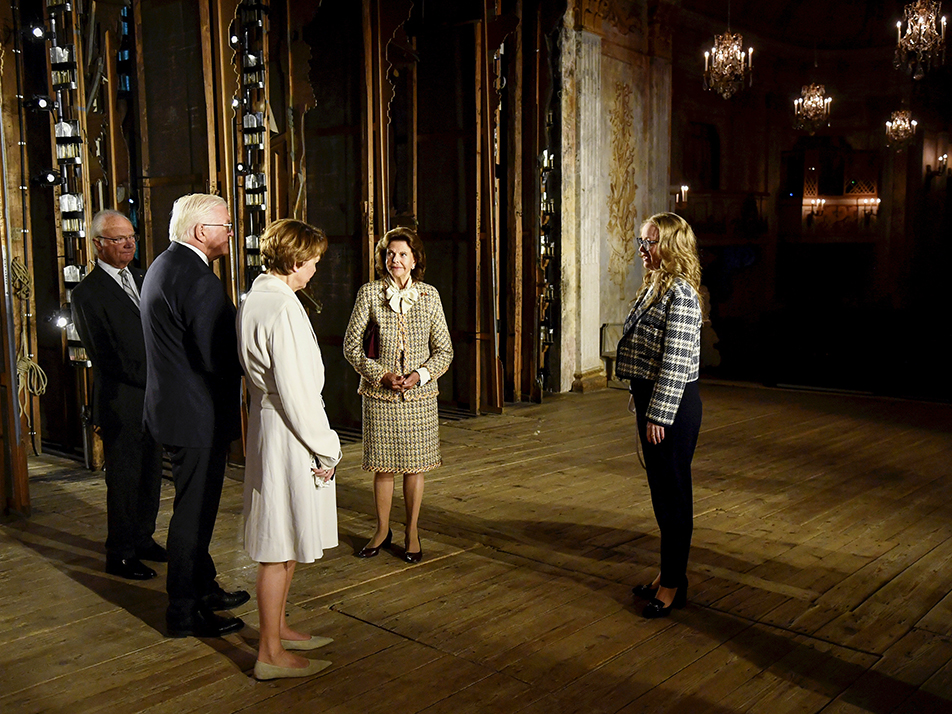 På Drottningholms slottsteater togs Kungaparet och det tyska presidentparet emot av teaterchef Anna Karinsdotter. 
