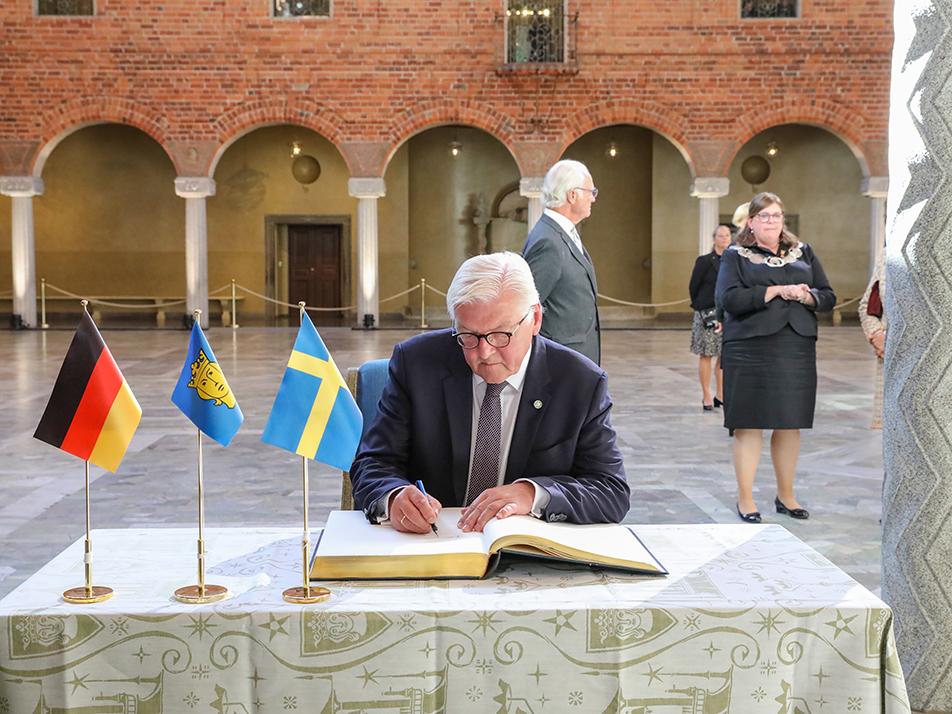 President Frank-Walter Steinmeier signs Stockholm City Hall's visitors' book.