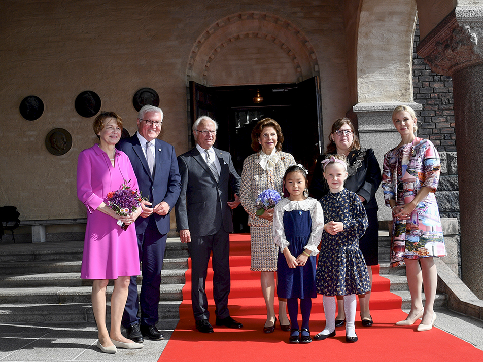 The King and Queen and the Presidential couple were welcomed by Chair of the Municipal Council Cecilia Brinck and Finance Commissioner Anna König Jerlmyr on arrival at Stockholm City Hall. 