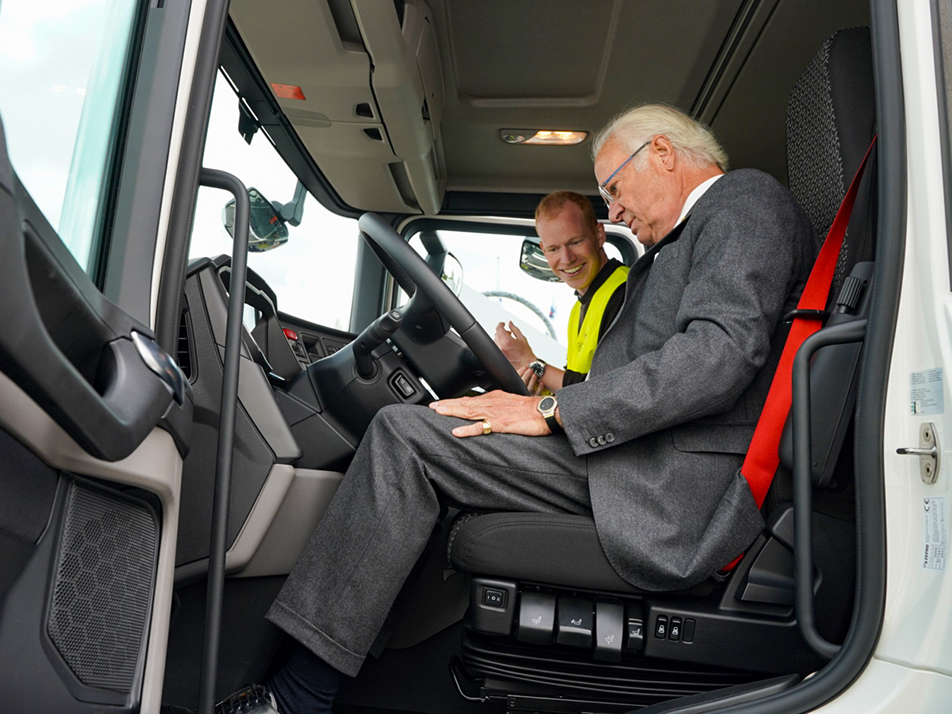 The King test drives Scania's first fully electric lorry during the visit to Scania. 