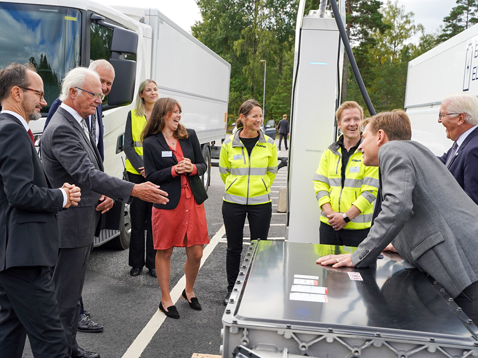 The King, the President and Minister Eneroth learn about Scania's electric motors.