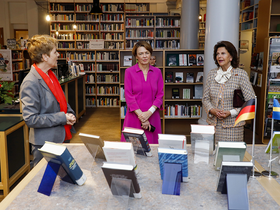 Drottningen och presidentfrun i samtal med Jutta Gehrig, programchef på Goethe-institutet. 