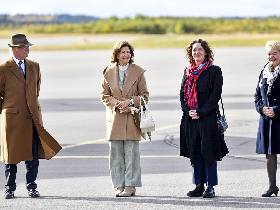 Kungaparet inväntar det tyska presidentparets ankomst på Kiruna Airport, tillsammans med statsrådet Matilda Ernkrans och landshövding Lotta Fintorp. 