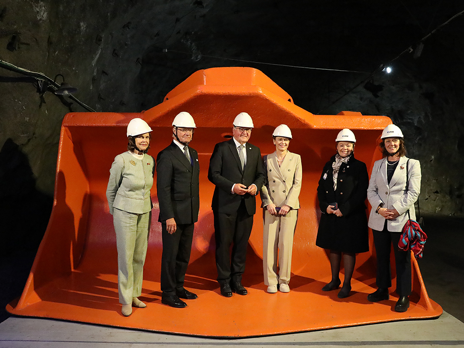 Kungaparet, presidentparet, landshövding Lotta Finstorp och statsrådet Matilda Ernkrans i gruvlastmaskinens skopa under besöket i LKAB:s gruva.