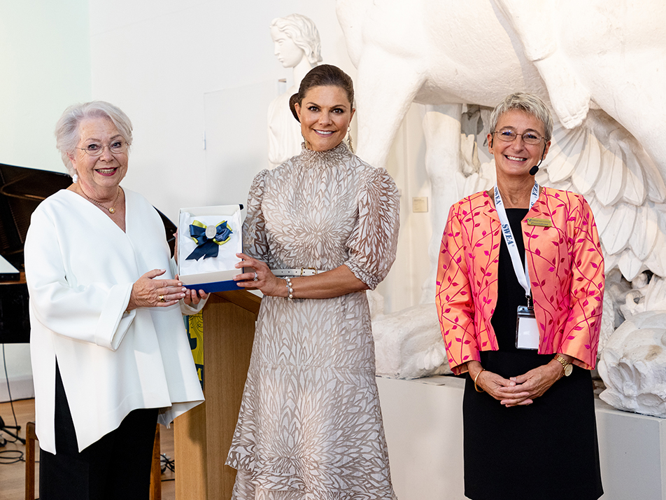 The Crown Princess receives SWEA's Swedish Woman of the Year Award 2021 from SWEA's Honorary Chair Princess Christina, Mrs Magnuson and Chair Suzanne Southard. 