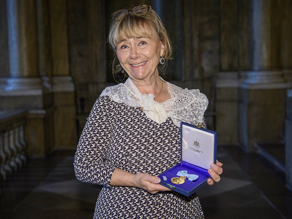 Landshövding Beatrice Ask tog emot H.M. Konungens medalj i 12:e storleken i Serafimerordens band för framstående samhällsinsatser. 