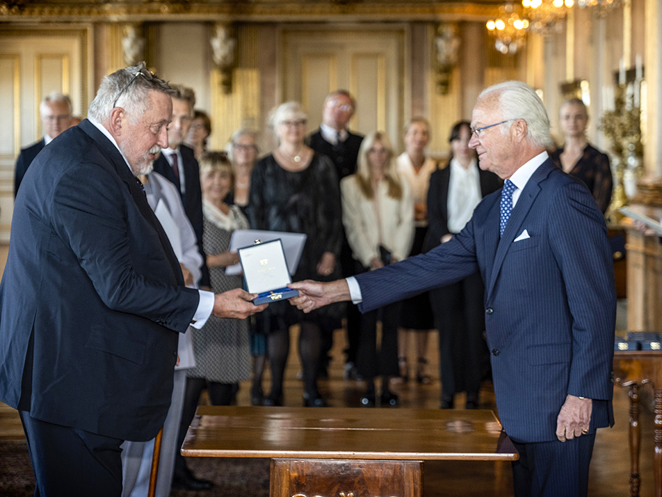 Författare och professor Leif GW Persson tar emot sin medalj för framstående folkbildande insatser som kriminolog.
