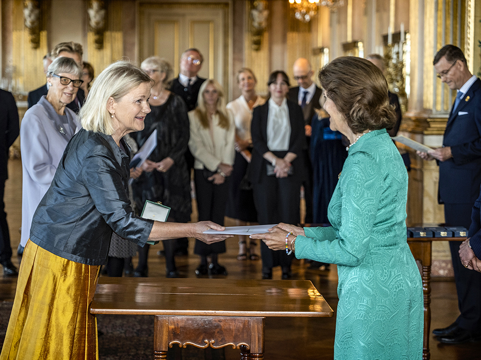 Sissela Kyle received a medal for outstanding artistic contributions as an actor and theatre director. Here, she receives her diploma from The Queen. 