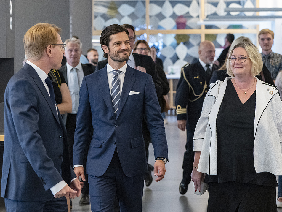 Prins Carl Philip och vikarierande landshövdingen Helena Morgonsköld tillsammans med rektor Mats Wiberg vid besöket på Blekinge Tekniska Högskola. 