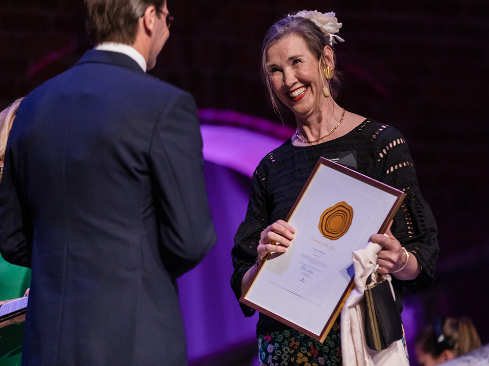 Prins Daniel delar ut Founder of the year till Cecilia Ekholm från Särnmark Group. 