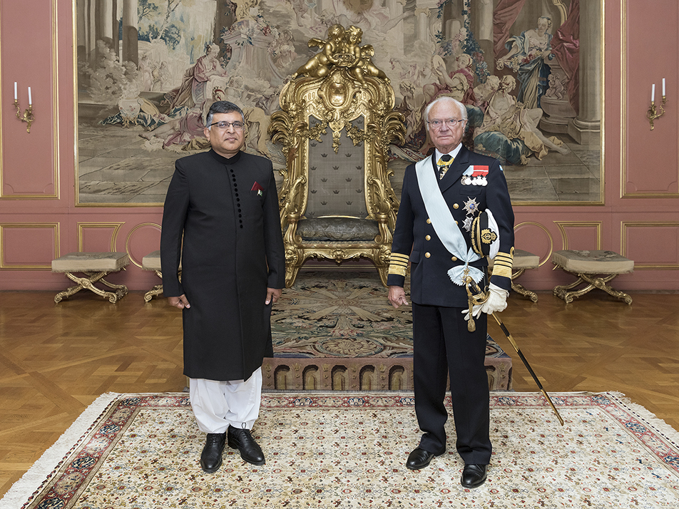 Pakistan's ambassador Zahoor Ahmed with The King during the audience. 