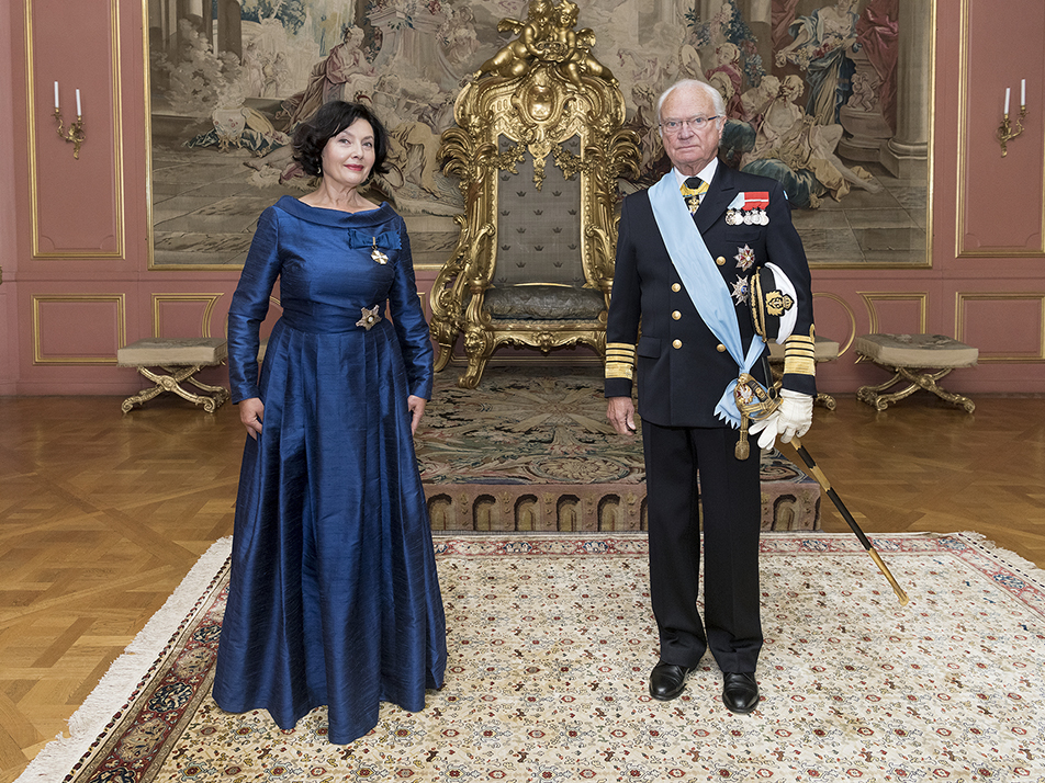 The King receives Poland's ambassador Joanna Hofman at a formal audience. During the audience, The King wore the Order of the White Eagle. Photo: Lisa Raihle Rehbäck/The Royal Court of Sweden