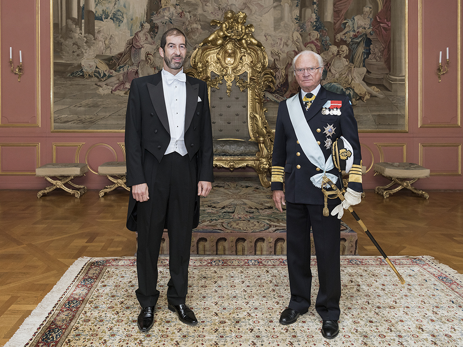 Kungen tillsammans med Schweiz ambassadör François Voeffray vid dagens audiens.