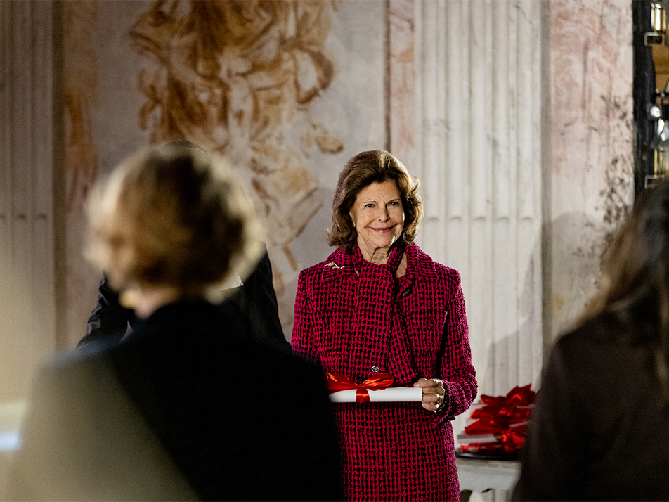 Drottningen vid diplomeringsceremonin på Drottningholms slottsteater.