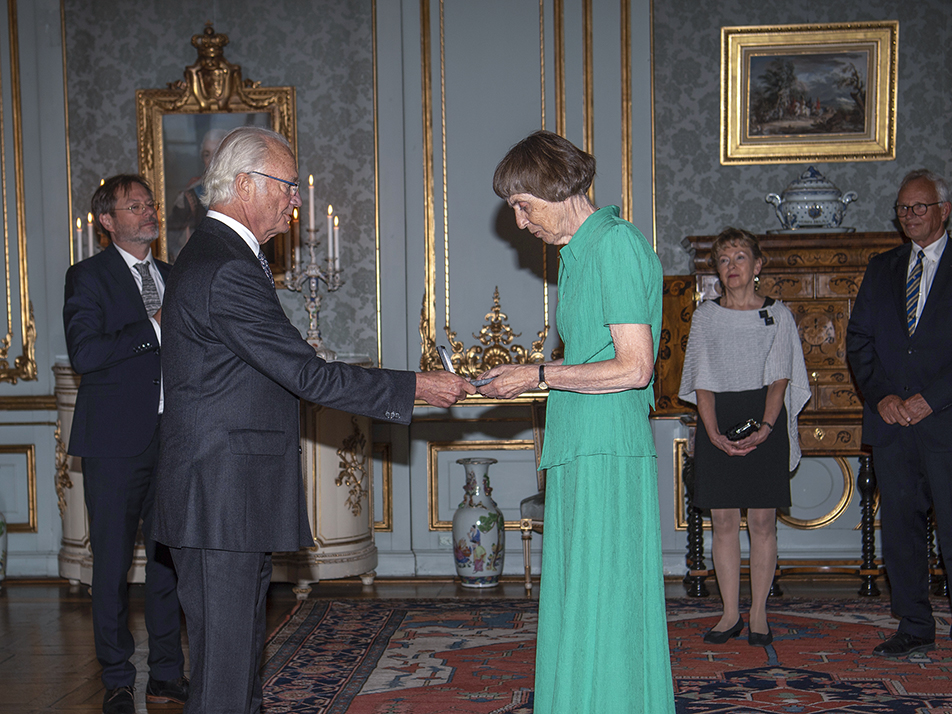 The King presents the Johan August Wahlberg Medal to Professor Emerita Karna Lidmar-Bergström during the ceremony at the Royal Palace. 