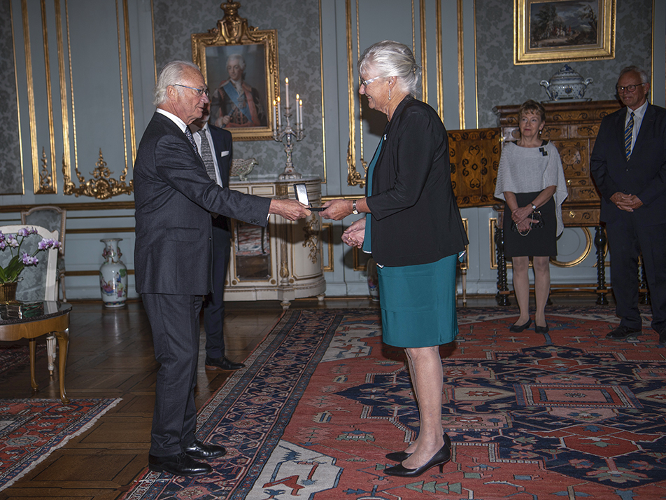 Professor Emerita Margareta Ihse receives the Johan August Wahlberg Medal from The King.