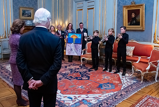 Representanter från musikskolan Lilla akademien som Drottningen är beskyddare för uppvaktade med fanfar av tre unga trumpetare och en tavla målad av elever på skolan. 
