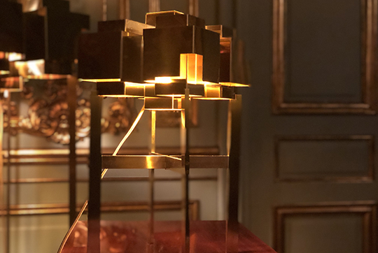 En bordslampa i mässing i gåva från riksdag och regering. Bakom syns den lampa ur samma serie som Drottningen tog emot i samband med 70-årsdagen.