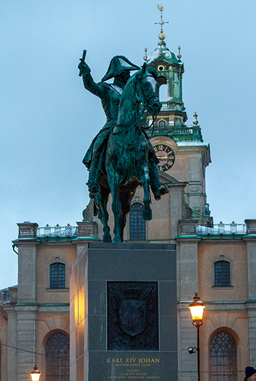 Ryttarstatyn över konung Karl XIV Johan är nu placerad på Slottsbacken utanför Kungl. Slottet.