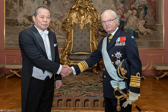 Kungen tar emot Nordkoreas nyutnämnde ambassadör Ri Won Guk.