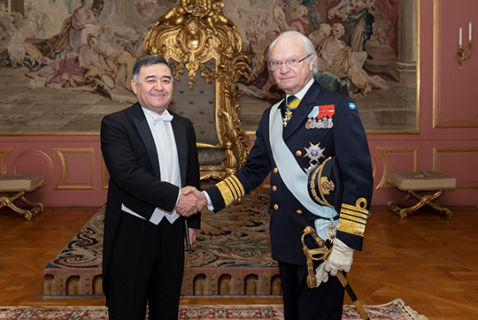 Kungen tillsammans med Uzbekistans nyutnämnde ambassadör Nabijon Kasimov. 