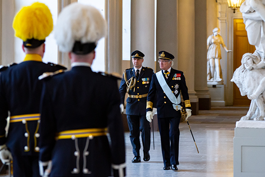Kungen anländer till Östra valvet på Kungliga slottet inför dagens högtidliga audienser. 