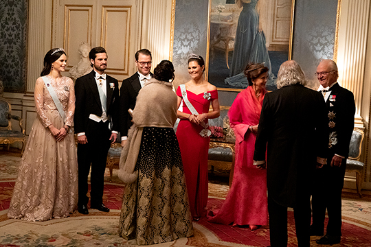 Kungafamiljen hälsar alla Nobelpristagare med respektive välkomna till Kungl. Slottet. 
