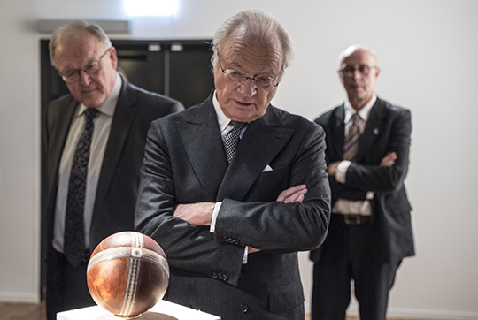 Kungen besöker Konstmuseet i Norrs lokaler i Kristallen. Bakom Kungen står LKAB:s ordförande Göran Persson samt Göran Cars, stadsplanerare i Kiruna kommun. 