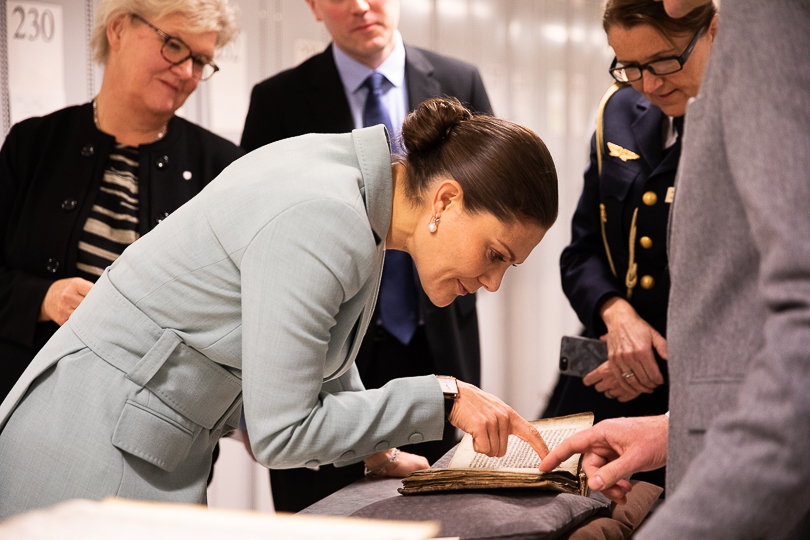 Under besöket på Kungliga biblioteket fick Kronprinsessan se ett urval ur samlingarna. 