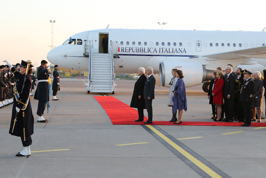 Kungaparet tar farväl av president Mattarella och Laura Mattarella vid en ceremoni på Malmö Airport. 