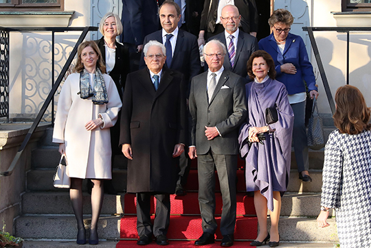 Kungaparet, president Mattarella och Laura Mattarella tillsammans med landshövding Anneli Hulthén utanför residenset.