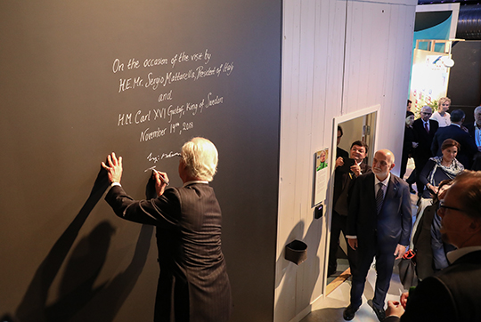 Kungen och president Mattarella signerar en vägg i Ericsson Studio i Kista.