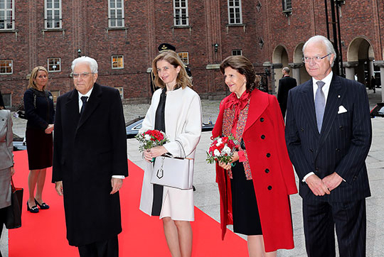 Kungaparet, president Sergio Mattarella och Laura Mattarella anländer till lunchen i Stockholms stadshus. 