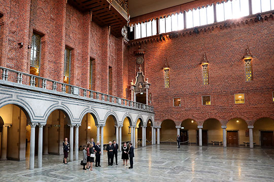 Kungaparet, presidenten och Laura Mattarella tas emot av Cecilia Brink och Anna König Jerlmyr vid Stadshuset. 