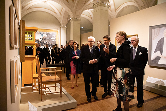 Överintendent dr. Susanna Pettersson visar delar av det nyinvigda museets samlingar.