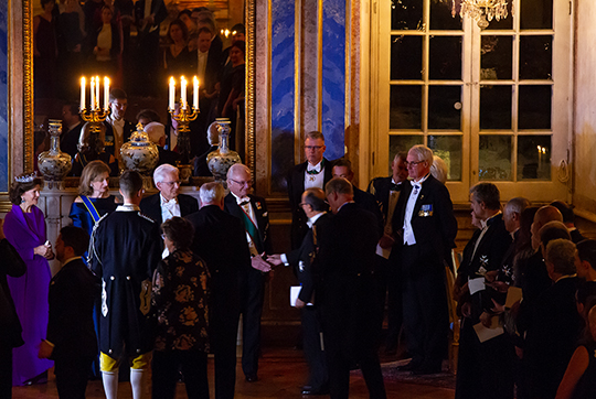 Kungaparet, president Mattarella och Laura Mattarella hälsar på gästerna i Vita Havet. 