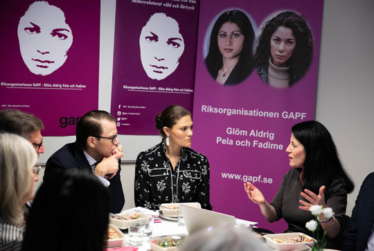 Kronprinsessan och Prins Daniel i samtal med Sara Mohammad, grundare av organisationen GAPF.
