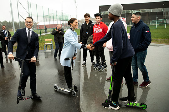 Kronprinsessparet provar på kick-bike med elever från Engelska skolan.