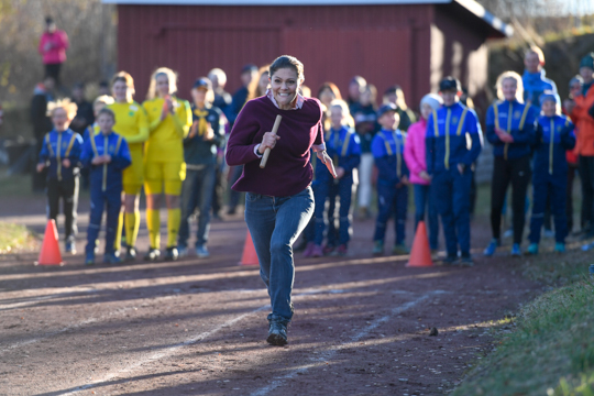 Kronprinsessan springer stafett med Järvsös och Ljusdals idrottsföreningar. 