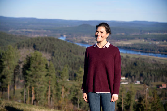 Kronprinsessan på Öjebergets topp under sin landskapsvandring i Hälsingland. 