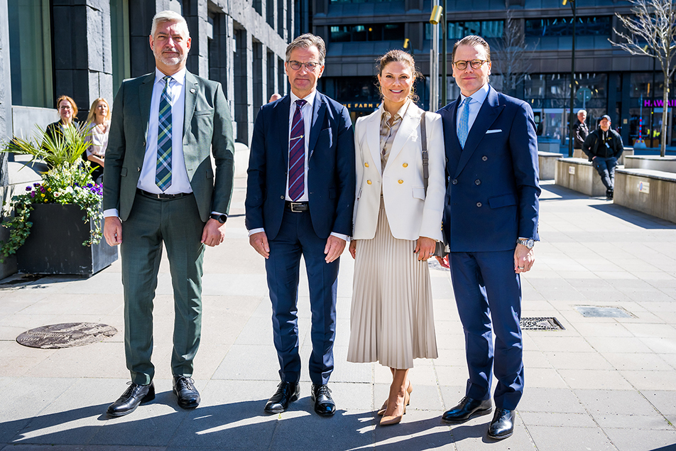 Kronprinsessparet välkomnades av riksbanksfullmäktiges ordförande Bo Broman och riksbankschef Erik Thedéen.