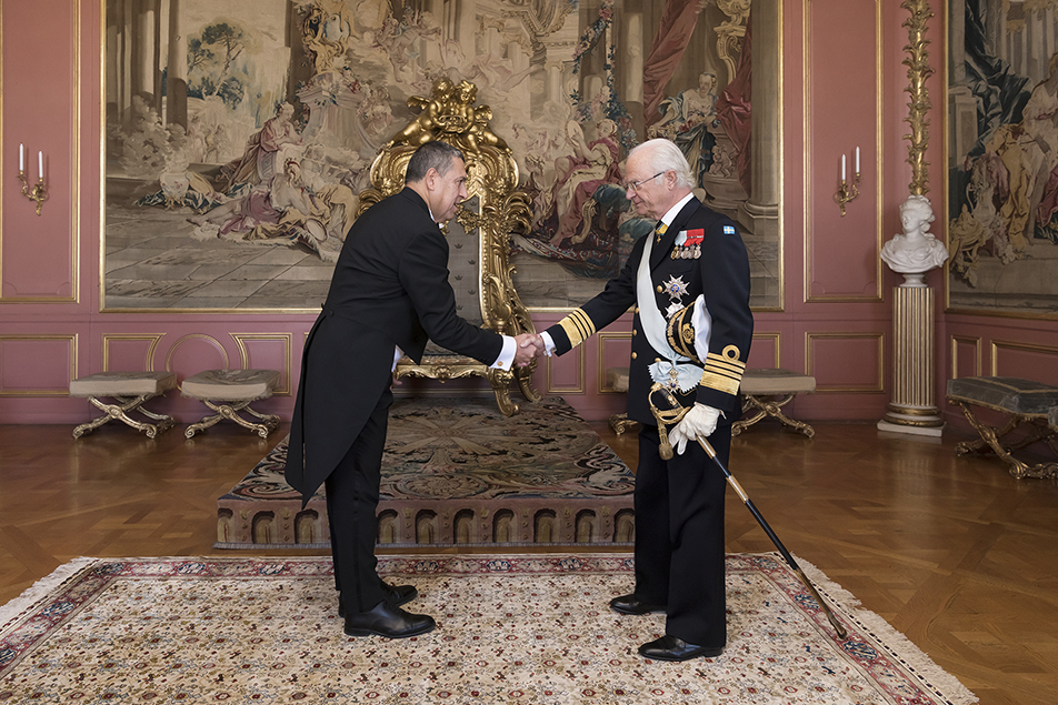 The King greets Peru's ambassador Miguel Ángel Samanez Bendezú. 
