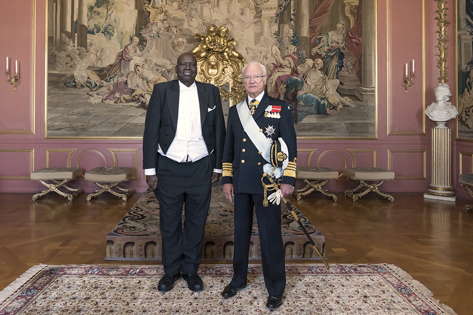 The King with South Sudan's ambassador Mustafa Lowoh Walla Jabi. 