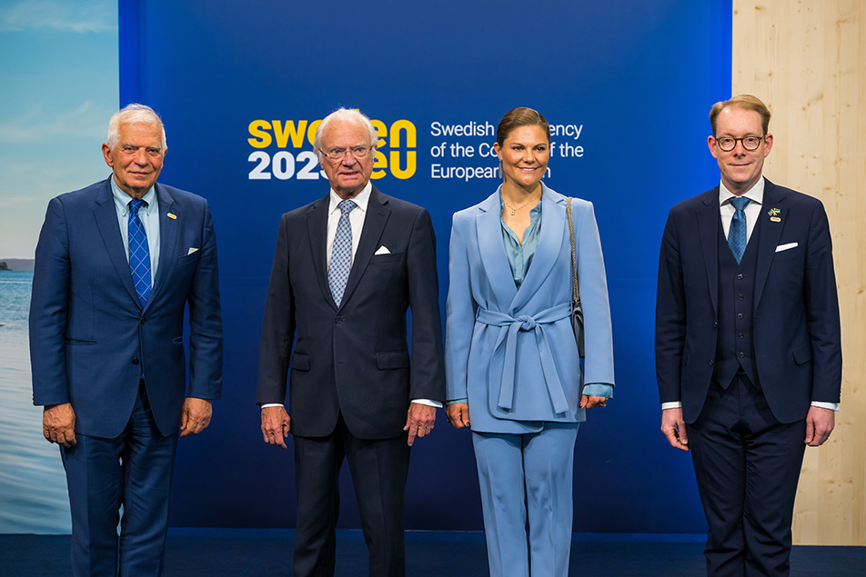 Kungen och Kronprinsessan tillsammans med EU-kommissionens vice ordförande Josep Borrell Fontelles och utrikesminister Tobias Billström.