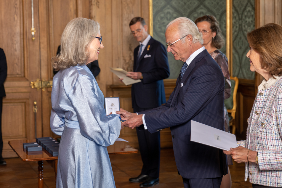 Konstakademiens ständiga sekreterare, Elisabeth Alsheimer Evenstedt fick ta emot H.M. Konungens medalj 8:e storleken i Serafimerordens band.