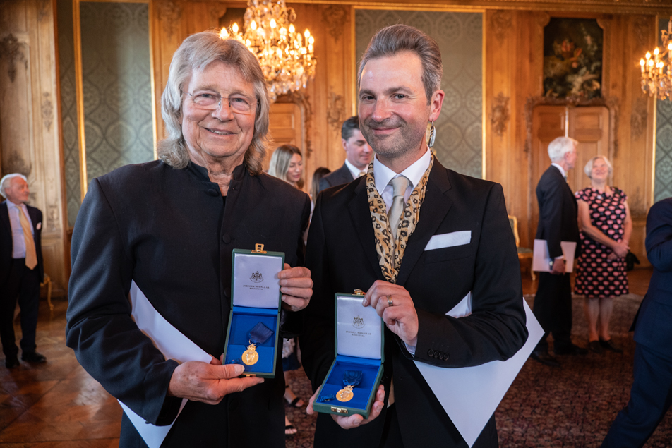 Gitarristen Janne Schaffer och sångaren Ola Salo med sina medaljer efter ceremonin på Kungl. Slottet.